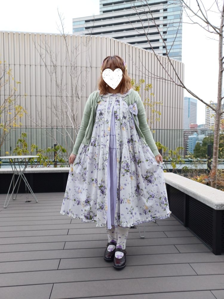 白地に紫の花柄のワンピースを着た人