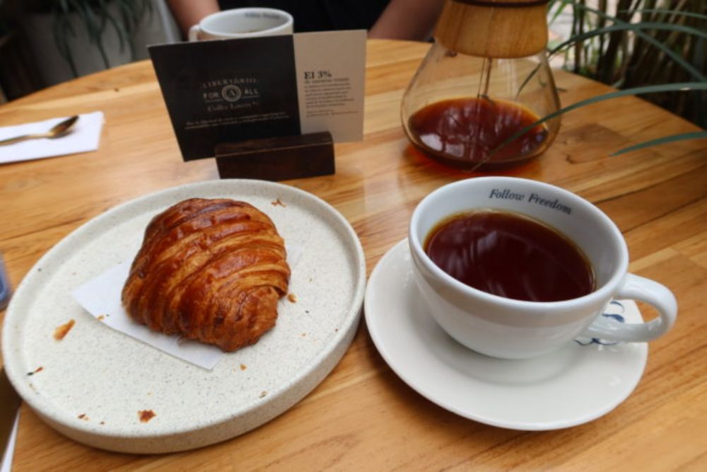 Chemex y croissant @ Café Libertario