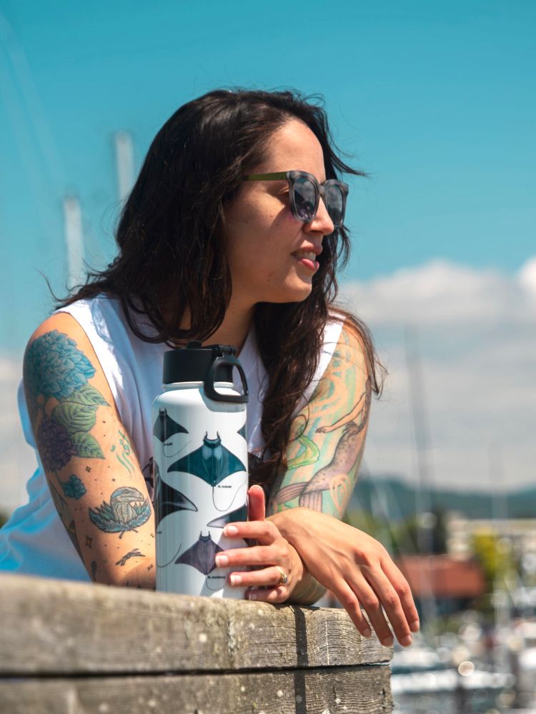 The very talented Rani Davidson hanging out at a marina with a super cool stainless steel water bottle covered in paintings of manta rays and devil rays. Photo by Tanem Davidson. 