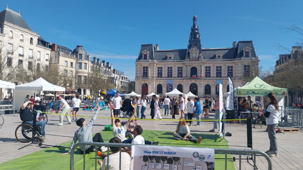 Photo de la Journée Nationale du Sport et du Handicap à Poitiers, où l'on voit l'activité volley assis. 