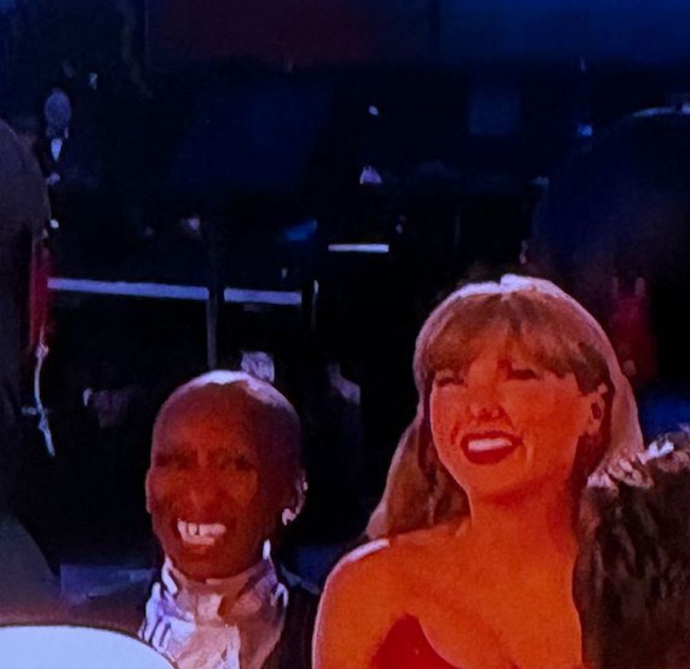taylor swift sitting next to cynthia erivo at the grammys