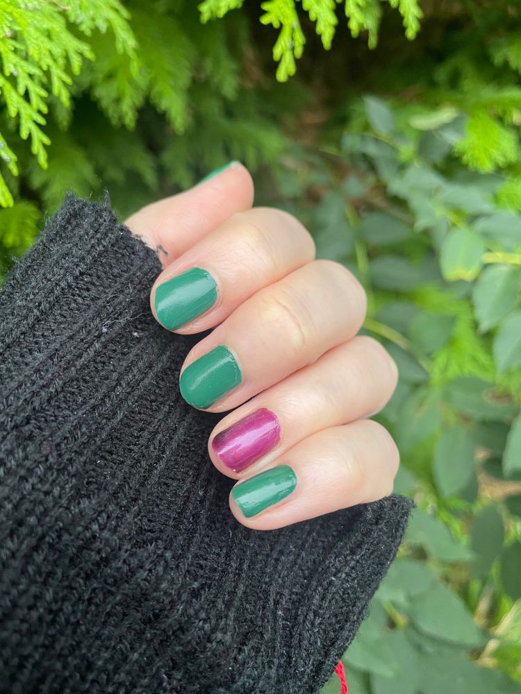 Finger nails paints in jalapeño green, apart from the ring finger which is a burgundy/gold shift