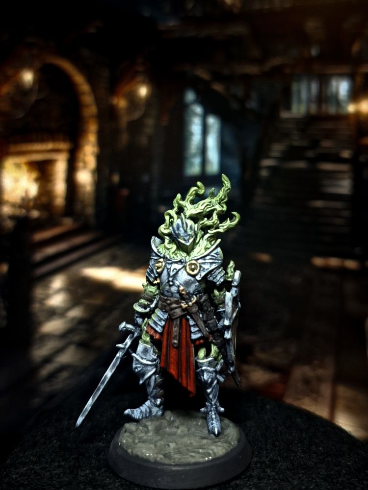 Armadura medieval em chamas segurando uma espada e um escudo 