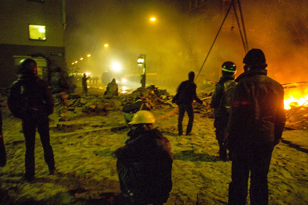 Brandende barricades en traangas bij de ontruiming van de Kalender Panden. Amsterdam 31 oktober 2000.