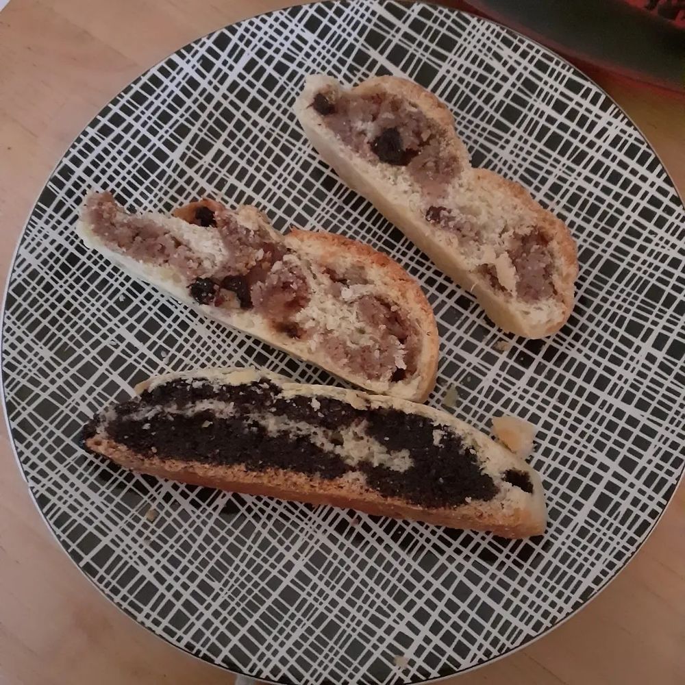 Ein kleiner Teller mit drei Scheiben Bejgli.