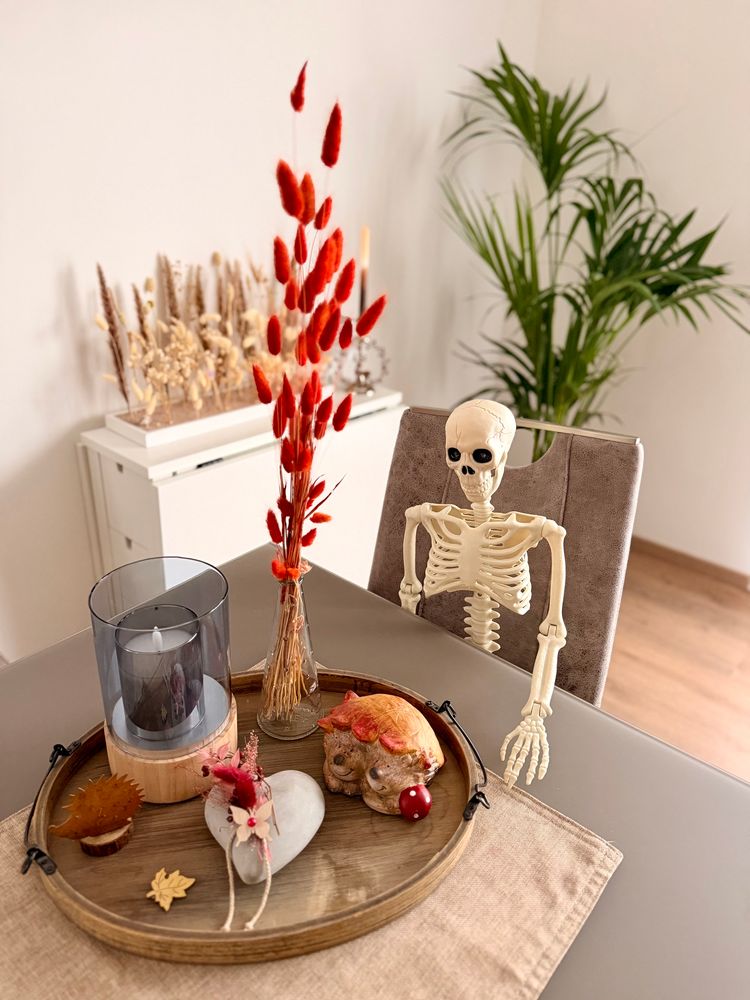 Herbstdekoration in einem Wohnzimmer inkl. Skelett als Halloween Deko