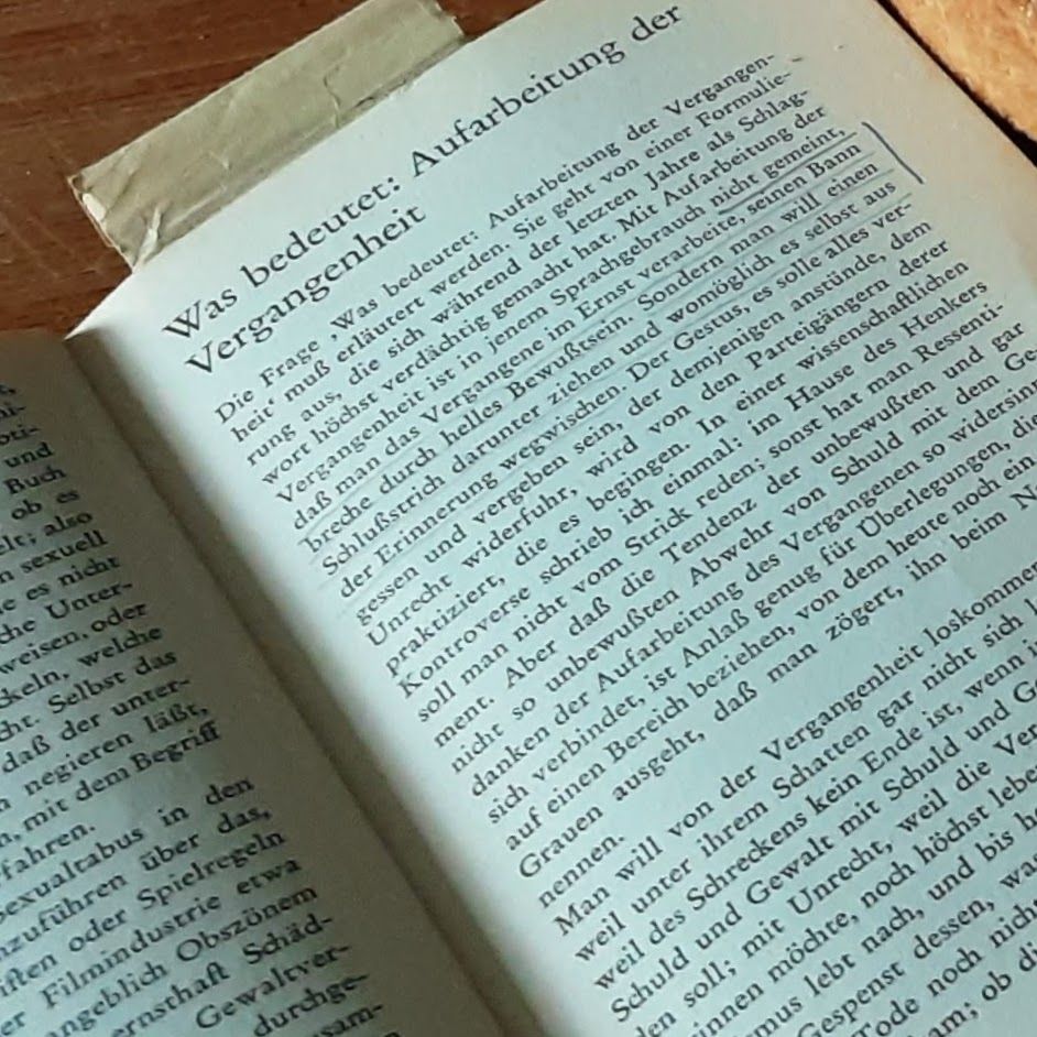 Ein Auszug aus Adorno,Was bedeutet Aufarbeitung d Vergangenheit"...nicht gemeint,das das Vergangene im Ernst verarbeitet,seinen Bann brechen durch helles Bewusstsein.Sondern Man will einen Schlussstrich darunter ziehen u womöglich es selbst aus der Erinnerung wegwischen. ...