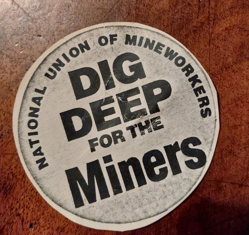 Ein Aufkleber aus dem Bergarbeiterstreik in GB 1984/85: National Union of Mineworkers.  DIG DEEP FOR THE MINERS