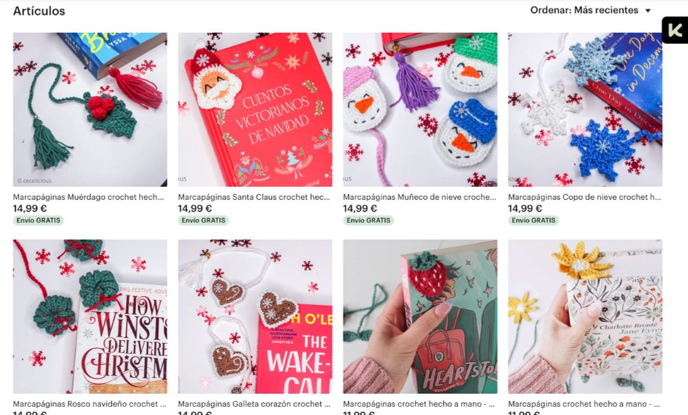 captura de pantalla de mi tienda. Se ven los anuncios de varios marcapáginas hechos a crochet. Todos ellos consisten en una figura navideña de la que cuelga un cordel (que es lo que va por dentro del libro) y termina en una borla.
El primero es una hoja de muérdago verde oscuro con las tres bolitas rojas que nunca he sabido que son pero son como super tipicas.
El segundo es una cara de santa claus, tiene ojitos kawaii, barba y bigote blancos y un gorro rojo triangular que termina en un pompom blanco. En el gorro tiene pegado un copo de nieve de plástico como decoración.
El tercero son muñecos de nieve Consisten en un circulo blanco con nariz triangular naranja (como si fuese una zanahoria) ojitos y boca y sombreros de distintos colores: rosa, verde azul y morado. 
El cuarto son copos de nieve, hay tres modelos, blanco, azul claro y azul oscuro.
El quinto es el tipico rosco que se pone en las puertas y el último una galleta de gengibre en forma de corazon con decoraciones blancas