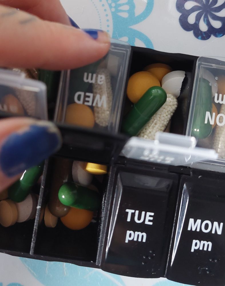 Tablettenbox (morgens und abends) mit unzähligen Nahrungsergänzungsmitteln/Pillen in allen Formen und Farben