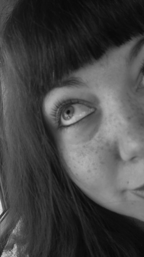 Selfie. Nur halbes Gesicht zu sehen.  Unter anderem der neue (alte) Pony. Bild ist in schwarz weiß 