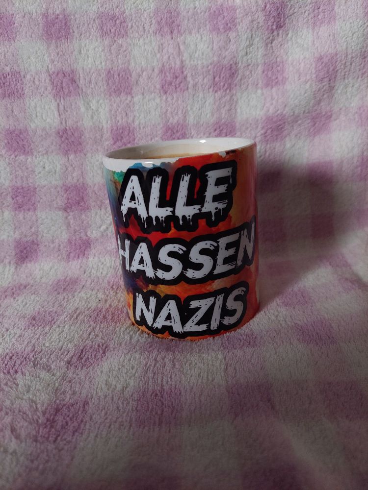 Tasse auf der "Alle hassen Nazis" steht