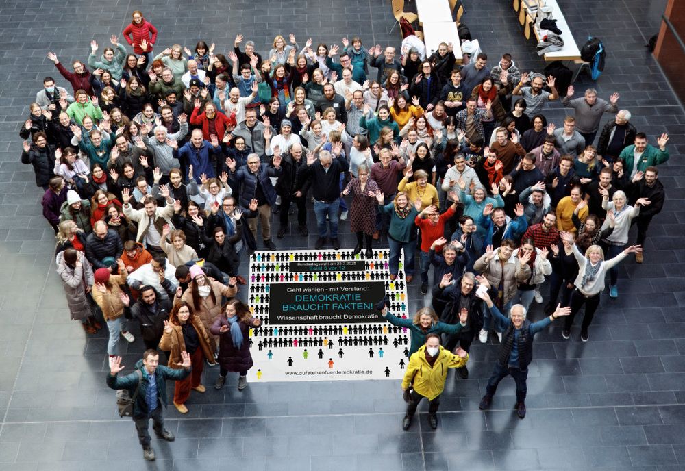 Etwa 150 Personen folgten dem Aufruf zum Flashmob. (Bild: Jochen Kuper)