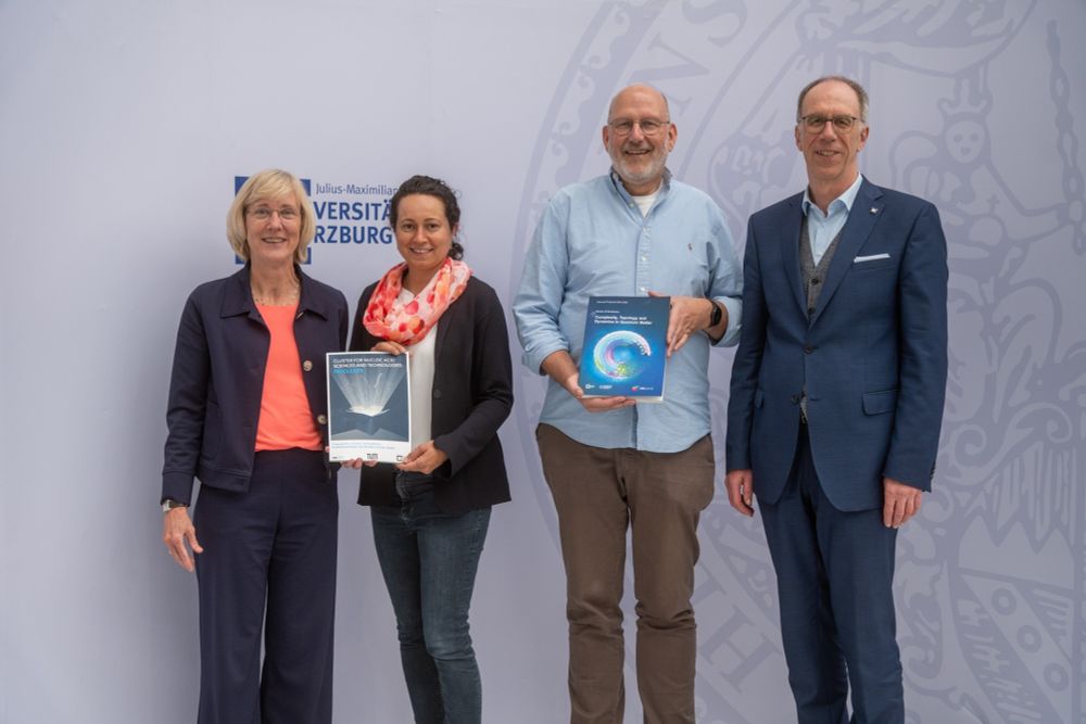 Freude über den Doppelerfolg: Zwei Würzburger Forschungsvorhaben haben sich im Exzellenzwettbewerb durchgesetzt und erhalten Mittel aus der begehrten Millionenförderung. Von links: Caroline Kisker (Würzburger Koordinatorin von NUCLEATE und Vizepräsidentin), Cynthia Sharma (Würzburger Speakerin von NUCLEATE), Ralph Claessen (Würzburger Speaker von ctd.qmat) und Universitätspräsident Paul Pauli (Bild: Jonas Blank / JMU)