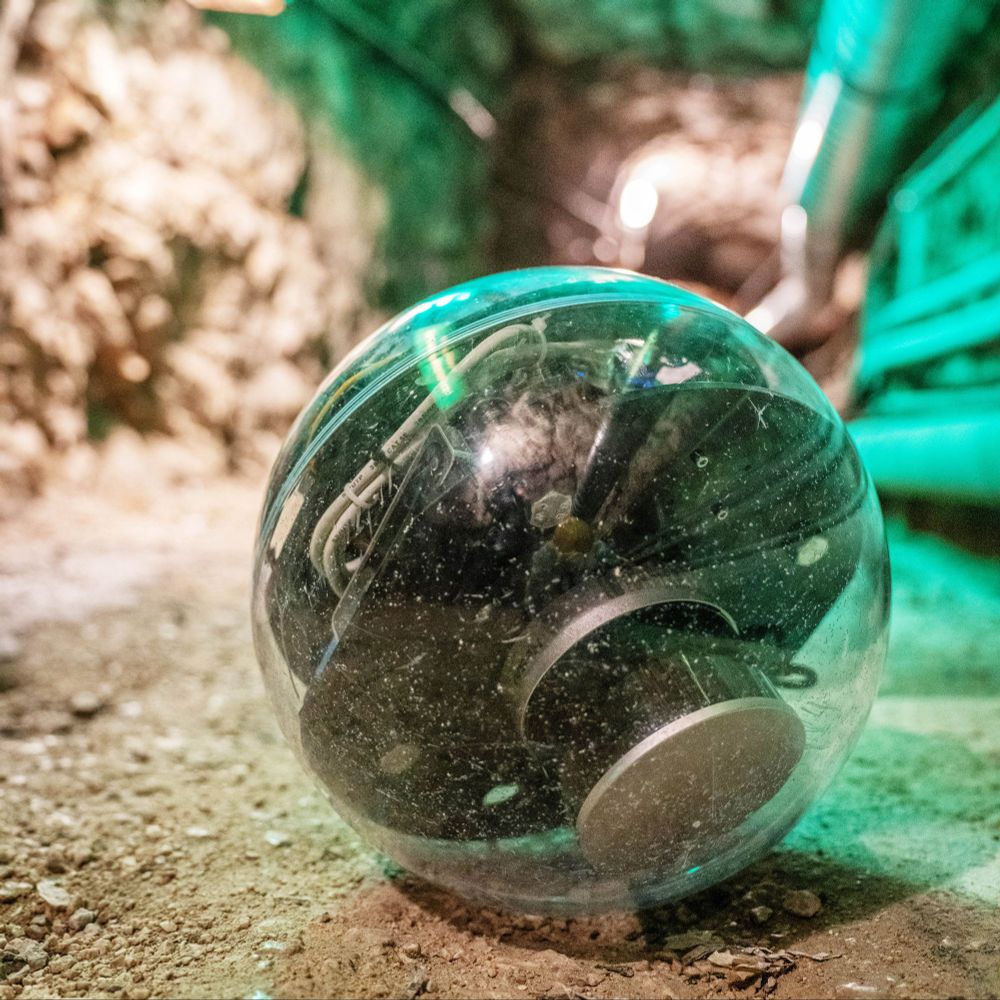 Das Foto zeigt das das sphärische Mobile Mapping System, eine durchsichtige Kugel, die in etwa so groß ist wie eine Bowlingkugel. In ihrem Inneren befindet sich die Messtechnik.