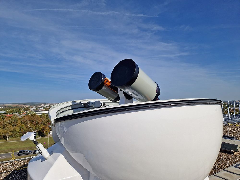 The telescope on the roof of the Geography building on the Hubland Campus of the University of Würzburg. (Photo: Tobias Herbst / University of Würzburg)