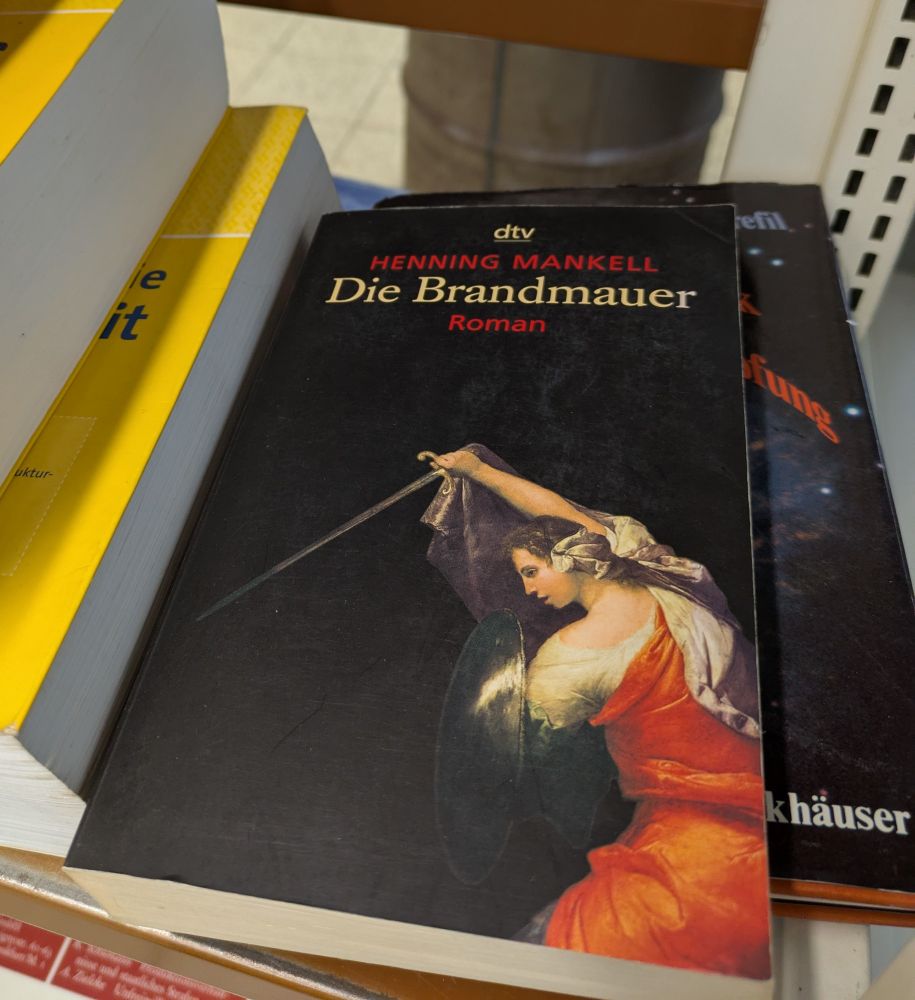Foto von Henning Mankells Buch "Die Brandmauer" im offenen Bücherschrank 