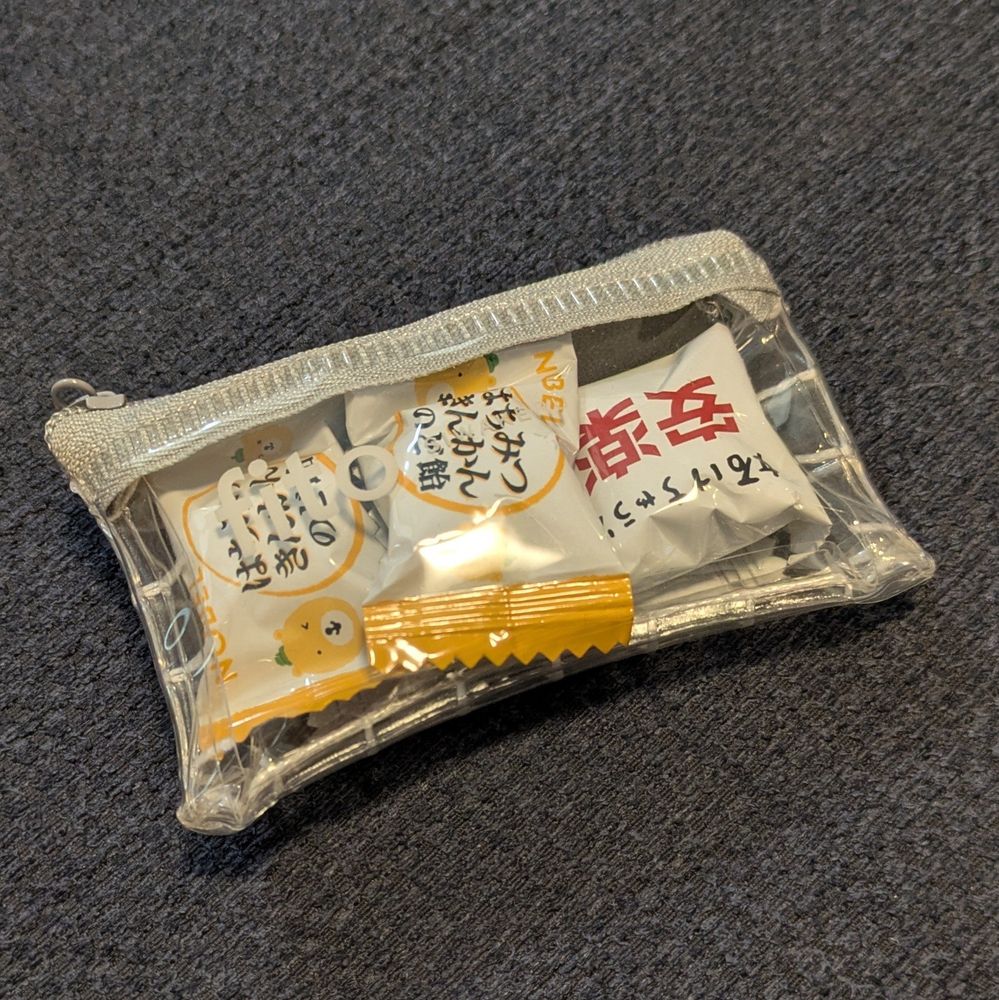 文具小物ケースに飴が入っている写真