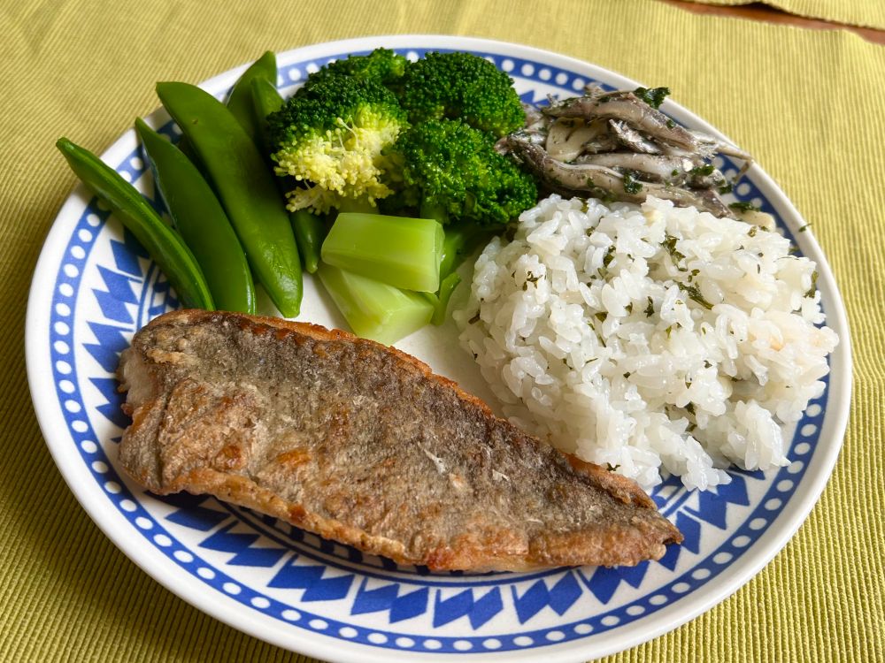 いさきのムニエル、ガーリックバターライス、きびなごのアーリオオーリオ、ブロッコリー、スナップえんどう