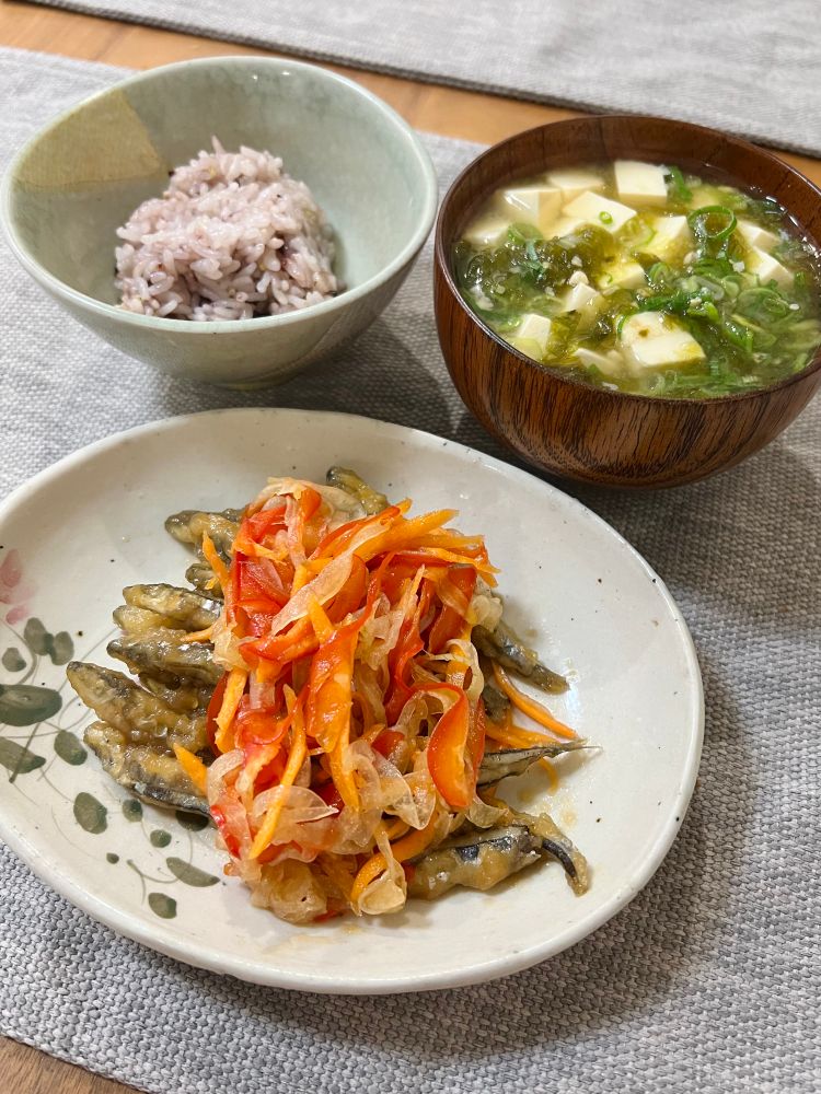 きびなご の南蛮漬け、豆腐とあおさの味噌汁、雑穀米