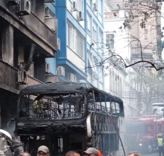 Imagem de um ônibus totalmente torrado por um incêndio em Porto Alegre - RS.