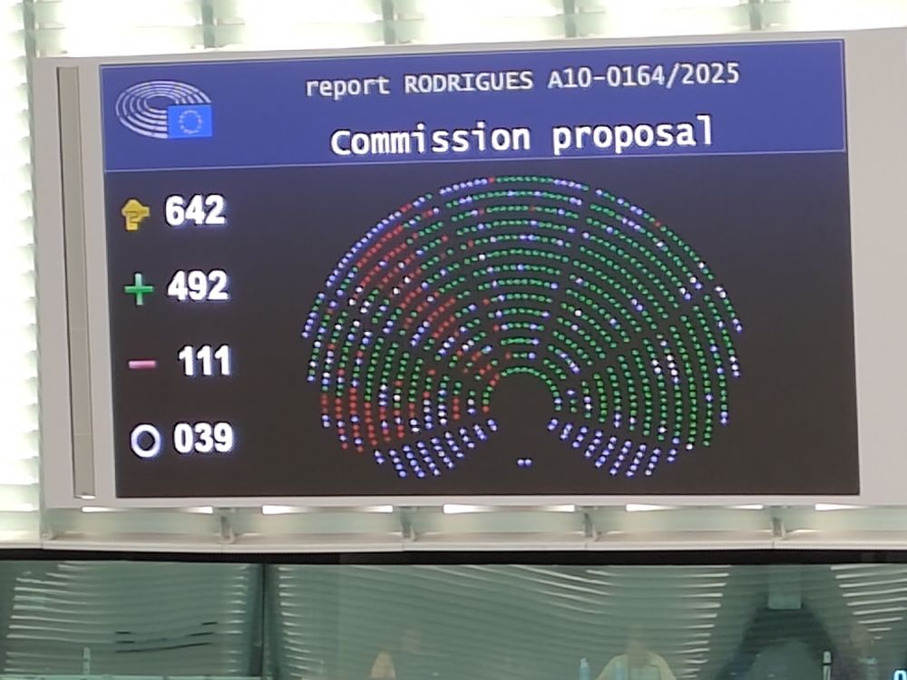 Bild der Abstimmung im Europaparlament, 492 Ja (Union, Sozialdemokraten, Liberale, Rechtskonservative, Faschos), 111 Nein (Grüne, Linke), 39 Enthaltung (einige Sozialdemokraten, Liberale)
