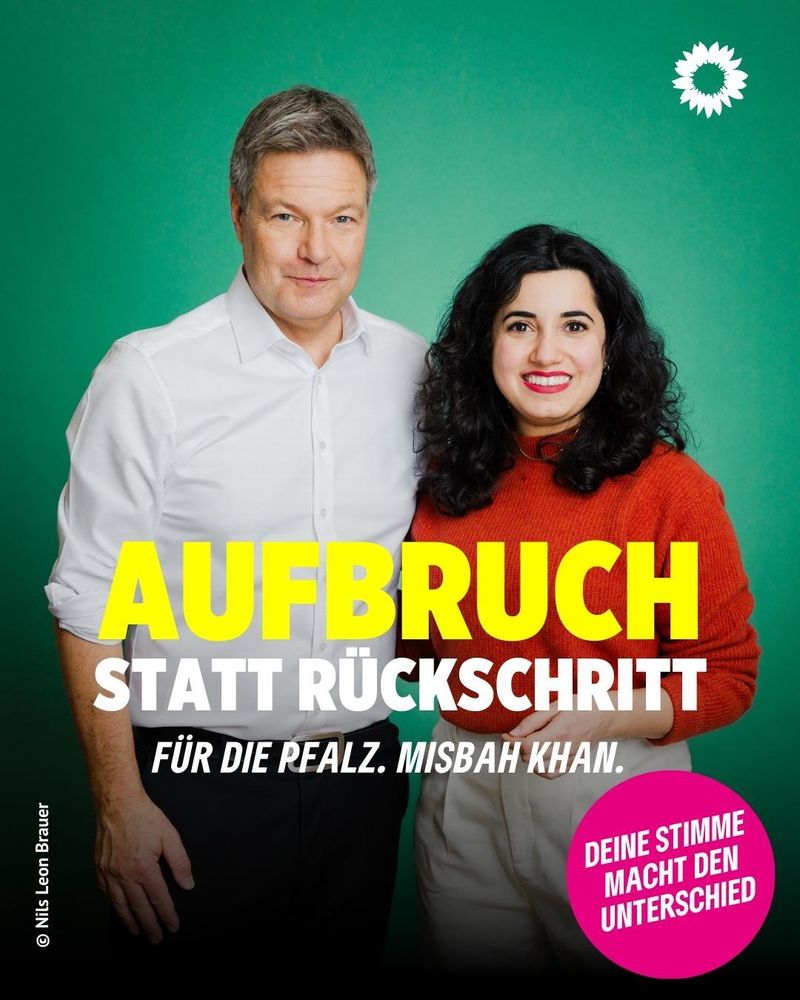 Grünes Plakat, darauf lächelnde Robert Habeck und Misbah Khan. 
Texte AUFBRUCH statt Rückschritt 
Für die Pfalz. Misbah Khan 
Deine Stimme macht den Unterschied 