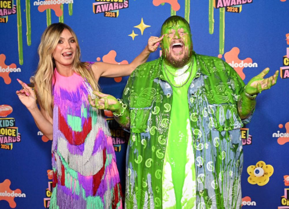 Heidi Klum Examines Jelly Roll's Slime At Nickelodeon's 25th Kids' Choice Awards - uInterview