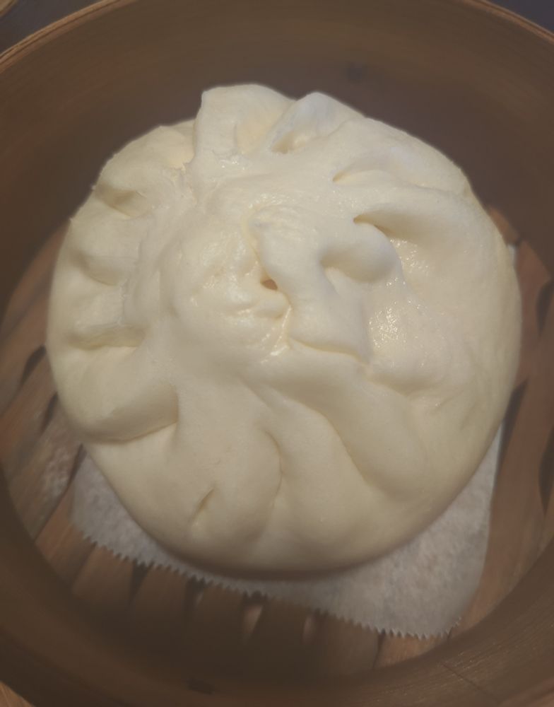 蒸篭で蒸した華正樓の肉まんの写真（おいしい）