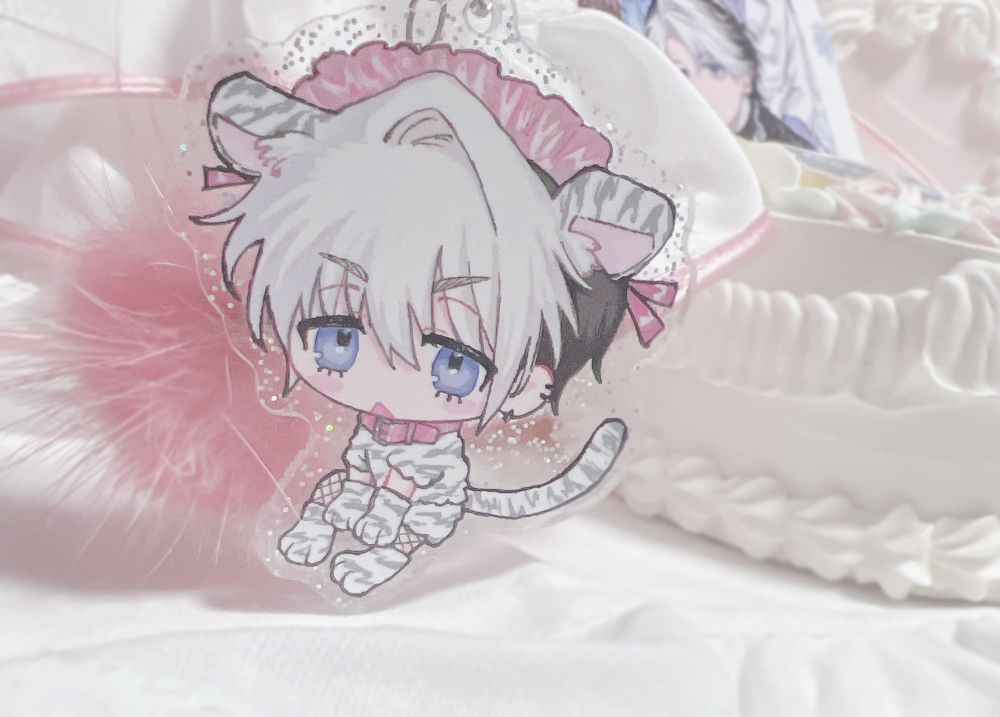 COLOR☆COLLARのキャラクター志磨のアクリルキーホルダーを写している様子