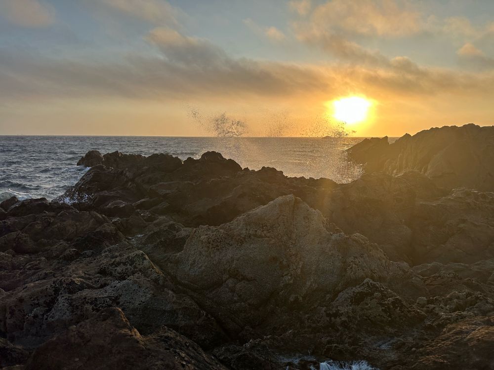 Sonne geht bald unter, am Strand bei Porto