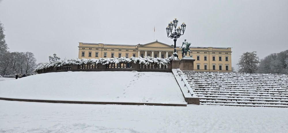 Really bad photo of the palace it probably has a name but I have no idea what it is
