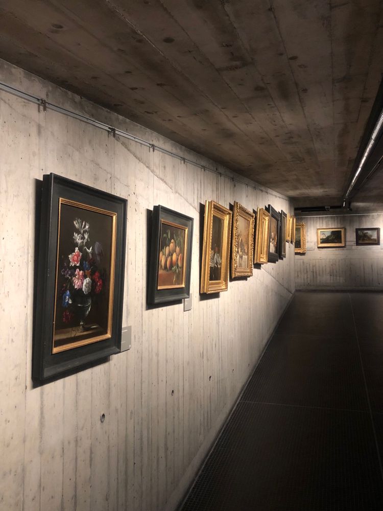 Enfilades de natures mortes hollandaises.