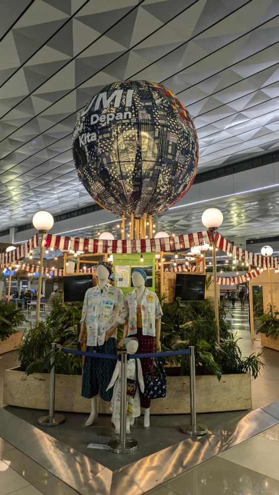 スカルノハッタ空港出発ロビーにて