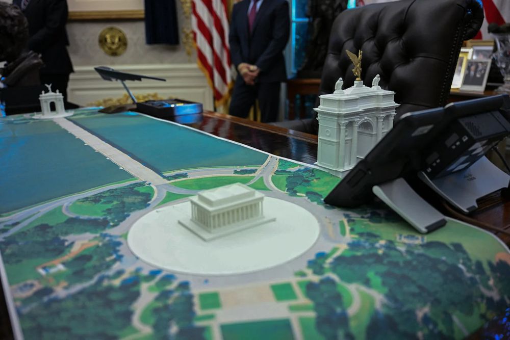 a big map with a model of the lincoln memorial (cool) and the big gaudy arch they want to build on the other side of the bridge