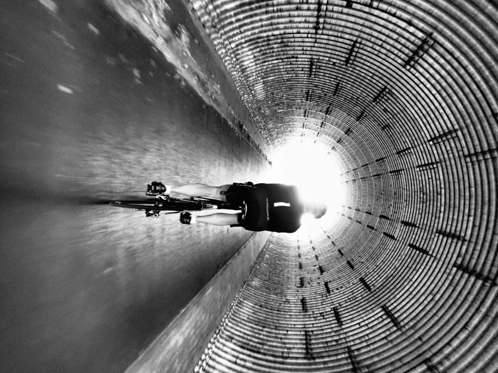 Ein Radfahrer in einem Tunnel 