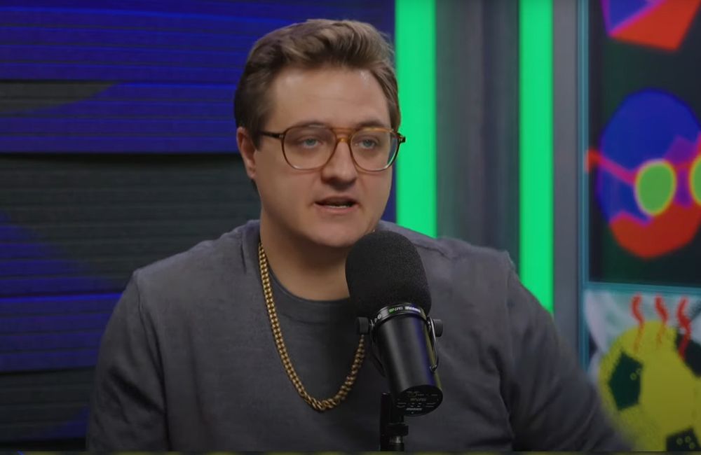 Chris Hayes making fashion mistakes