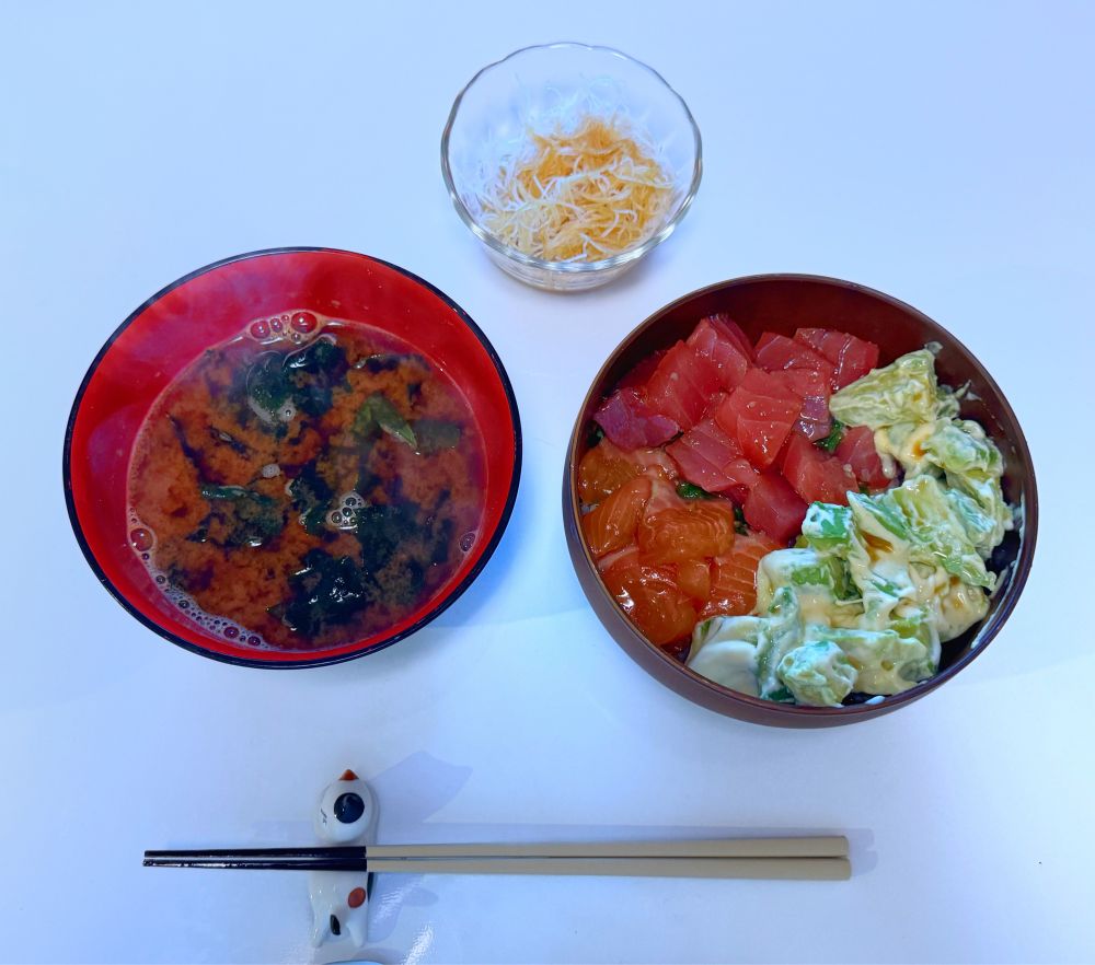 マグロサーモンアボカド丼と、赤だしの写真です。アボカドはわさびマヨです。