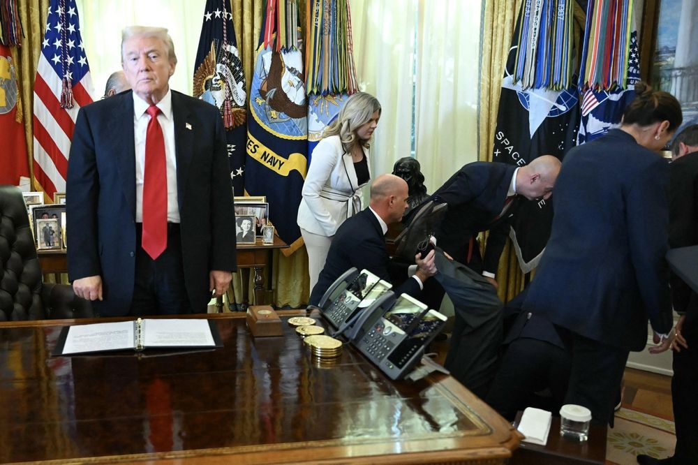 trump stands at his desk, looking like he’s zoned out; to the side, everyone else crowds to the aide of the man who fainted & could potentially be dead. 
trump stands at his desk, looking like he’s zoned out; to the side, everyone else crowds to the aide of the man who fainted & could potentially be dead