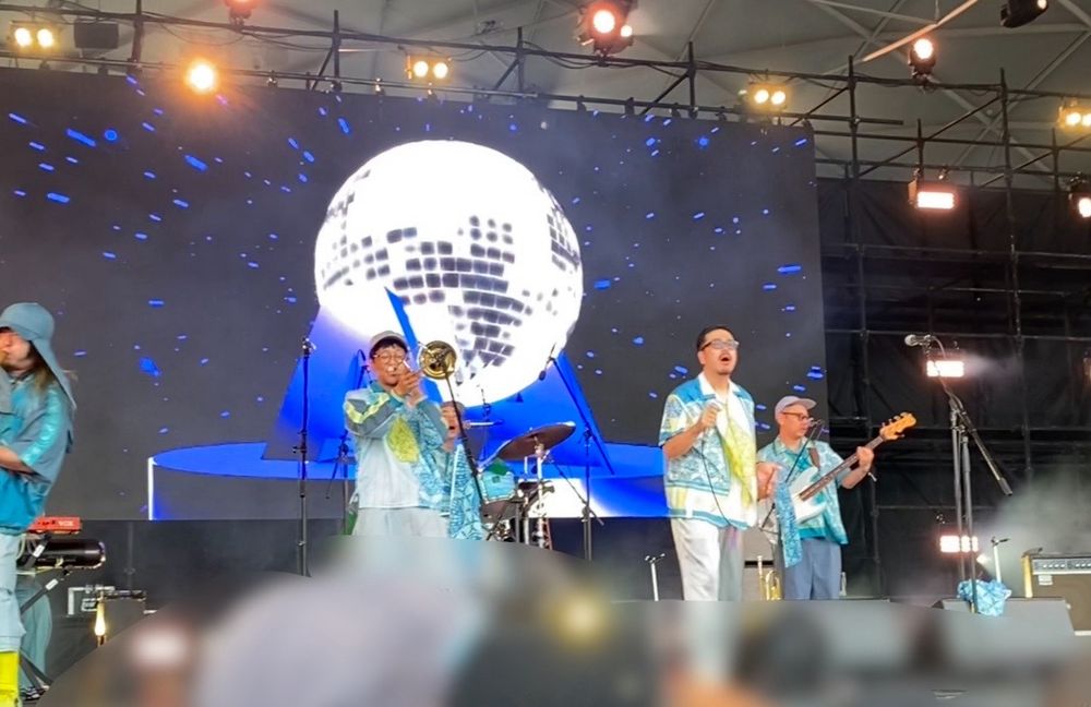 舞台上で演奏している、思い出野郎Aチームの皆さん