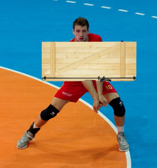 Montage pathétique montrant un joueur de volley jouant avec un volet