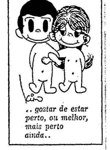 Desenho de um casal infantil, com os braços entrelaçados e nus, da antiga série de figuras "Amar é...". No caso, a legenda diz que "amar é gostar de estar perto, ou melhor, mais perto ainda".