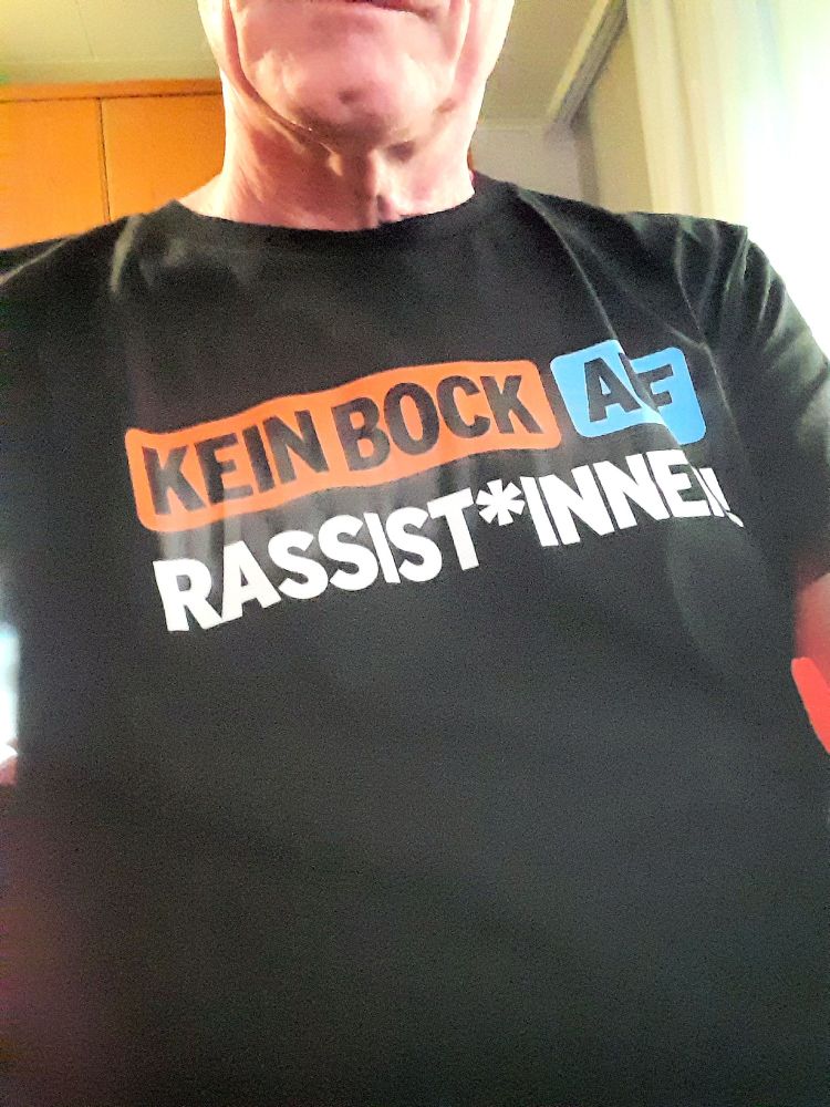 Schwarzes T-Shirt: KEIN BOCK AUF RASSIST*INNEN.