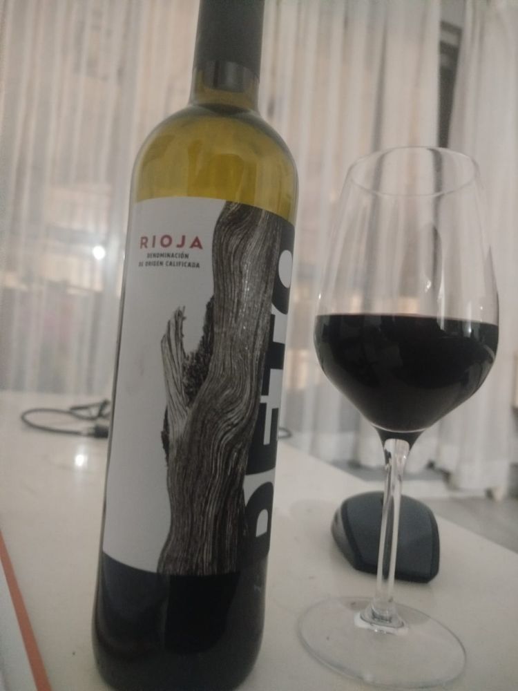 הגננים היום עצובים לכן הים מלוח. בקבוק יין כמעט ריק ליד כוס יין מלאה