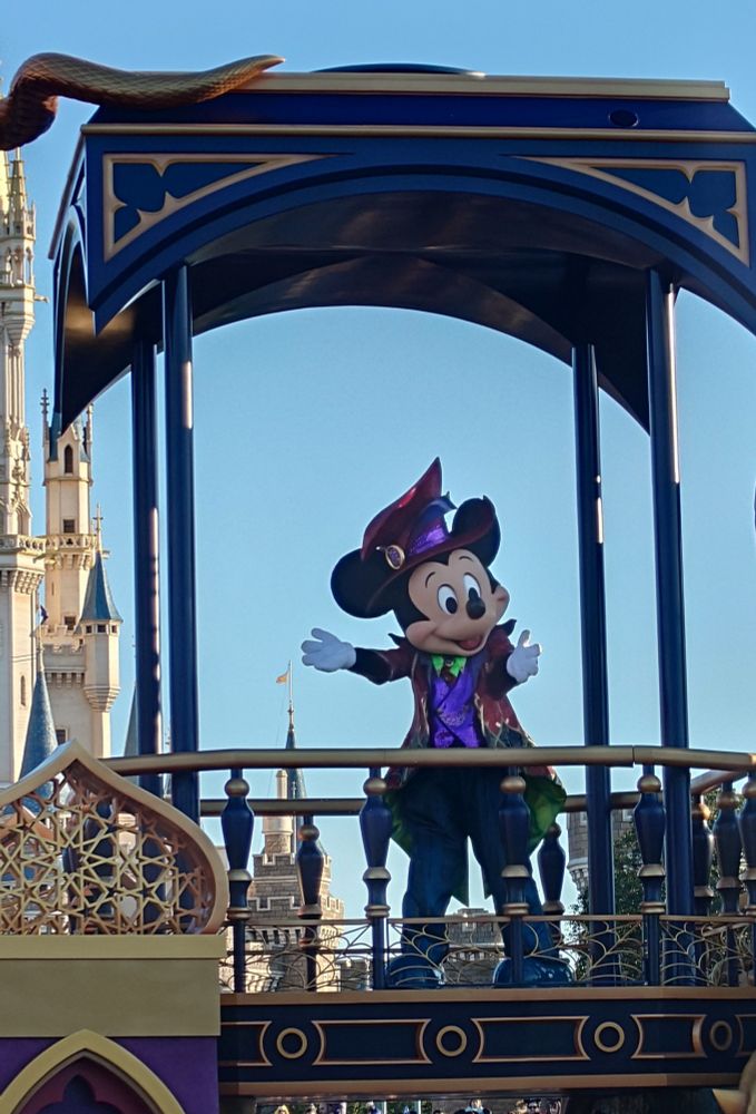 ディズニーハロウィンで踊るミッキー