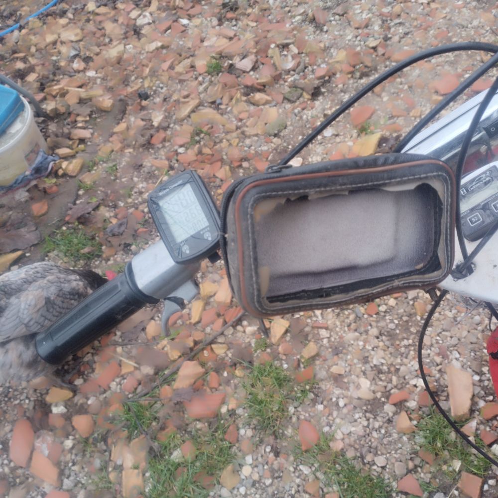 Vieux porte téléphone de moto foutu, ça fera la blague pour tenir le machin 