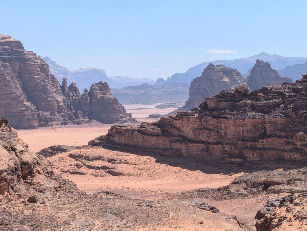 Zinvol Wandelen in de Wadi Rum woestijn - Jabal Kharazah naar Al-Shakriya - Sectie 802 Jordan Trail