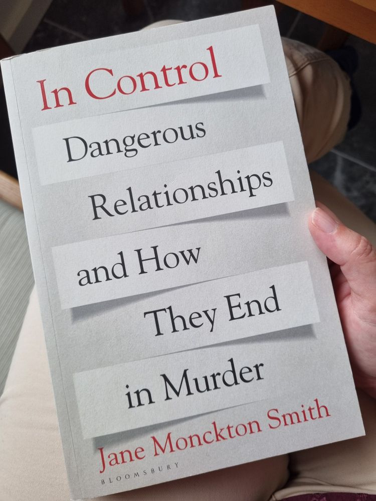 Das Buch "In Control - Dangerous Relationships and How They End in Murder" von Jane Monckton Smith.