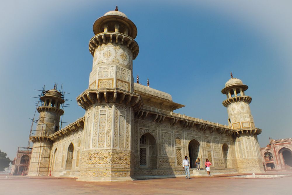 Rajasthanista peräisin olevasta valkoisesta puolijalokivillä koristellusta marmorista rakennettu mausoleumi on kooltaan noin 23 neliömetriä, ja se on rakennettu noin 50 neliömetrin kokoiselle ja noin metrin korkuiselle jalustalle. Jokaisessa kulmassa on kahdeksankulmaiset tornit, jotka ovat noin 13 metriä korkeita.