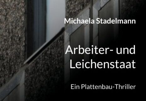 Cover-Ausschnitt Arbeiter- und Leichenstaat
Von schräg unten fotografierte Plattenbaufront